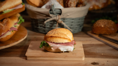 Belegtes Standard Brötchen mit rohem Schinken