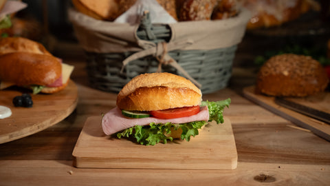 Belegtes Standard Brötchen mit gekochtem Schinken