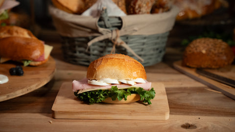 Belegtes Standard Brötchen mit Schinken-Käse und Ei