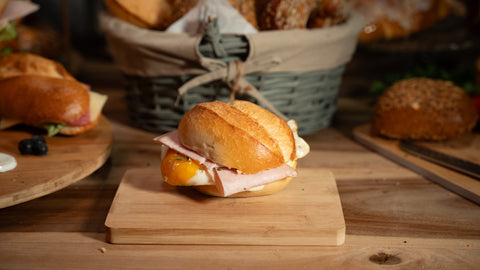 Belegtes Standard Brötchen mit Pute und Spiegelei