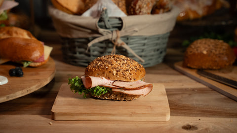 Belegtes Mehrkorn Brötchen mit Pute