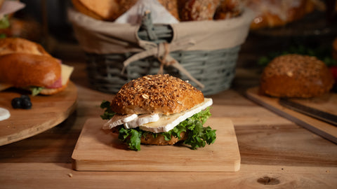 Belegtes Mehrkorn Brötchen mit Camembert