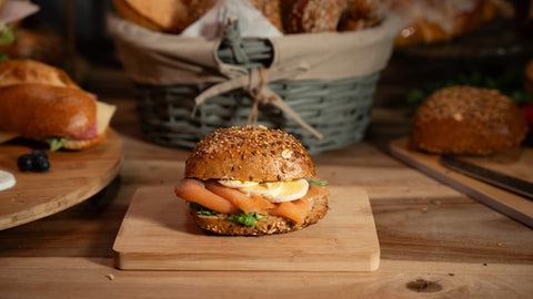 Belegtes Mehrkorn Brötchen mit Lachs und Ei