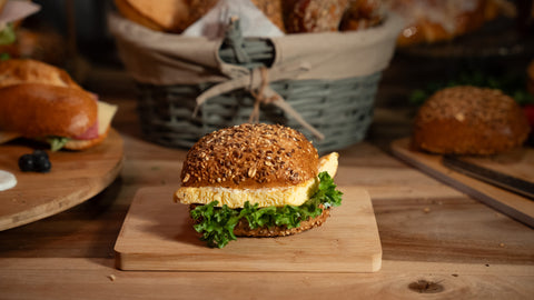 Belegtes Mehrkorn Brötchen mit Omlette