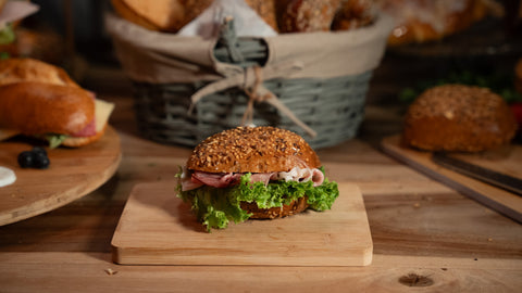 Belegtes Mehrkorn Brötchen mit rohem Schinken
