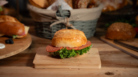 Belegtes Standard Brötchen mit Sucuk und Paprika-Creme
