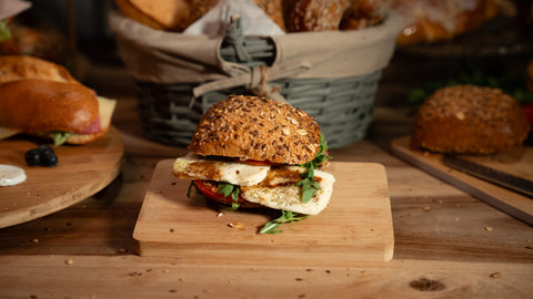 Belegtes Mehrkorn Brötchen mit Tomate-Mozzarella