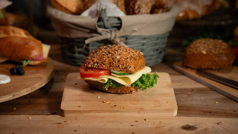 Belegtes Mehrkorn Brötchen mit Käse