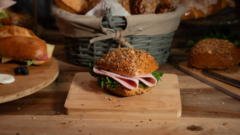 Belegtes Mehrkorn Brötchen mit gekochtem Schinken