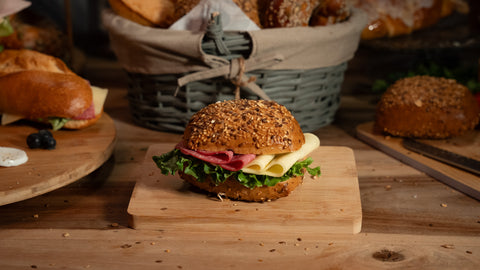 Belegtes Mehrkorn Brötchen mit Käse und Truthansalami