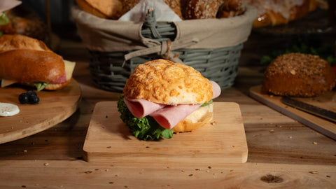 Überbackenes Käsebrötchen mit gekochtem Schinken