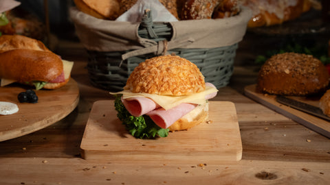 Überbackenes Käsebrötchen mit gekochtem Schinken und Käse