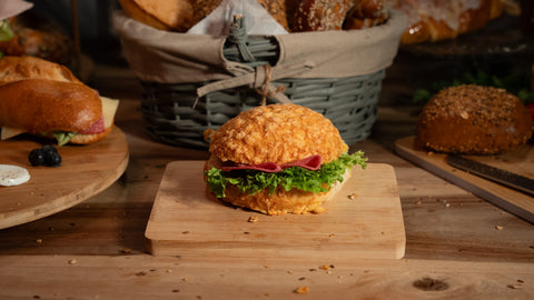 Überbackenes Käsebrötchen mit Truthansalami