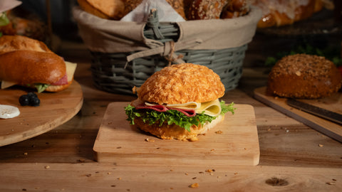 Überbackenes Käsebrötchen mit Truthansalami und Käse