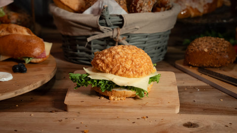 Überbackenes Käsebrötchen mit Käse