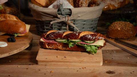 Belegte Laugenstange mit Käse und Truthansalami