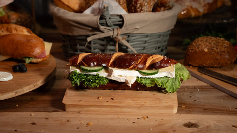 Belegte Laugenstange mit Camembert