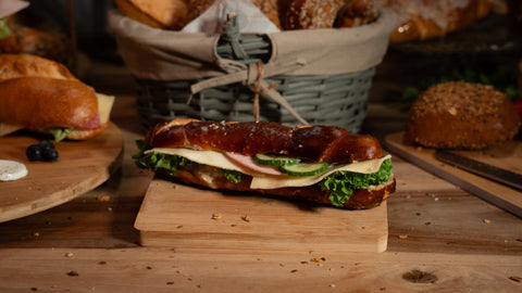 Belegte Laugenstange mit Käse und Pute