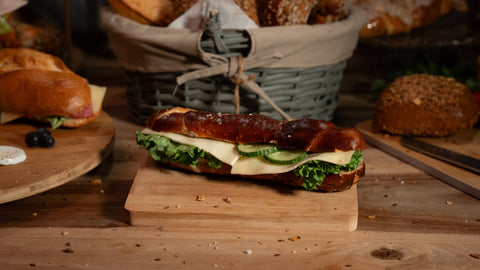 Belegte Laugenstange mit Käse