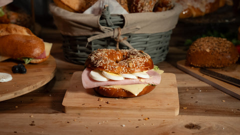 Laugenbagel mit Käse-Schinken-Ei