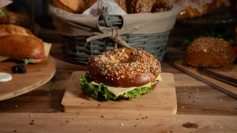 Laugenbagel mit Käse
