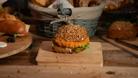 Belegtes Mehrkorn Brötchen mit Chilli-Chicken und Curry-Creme