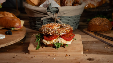 Laugenbagel mit Tomate-Mozzarella